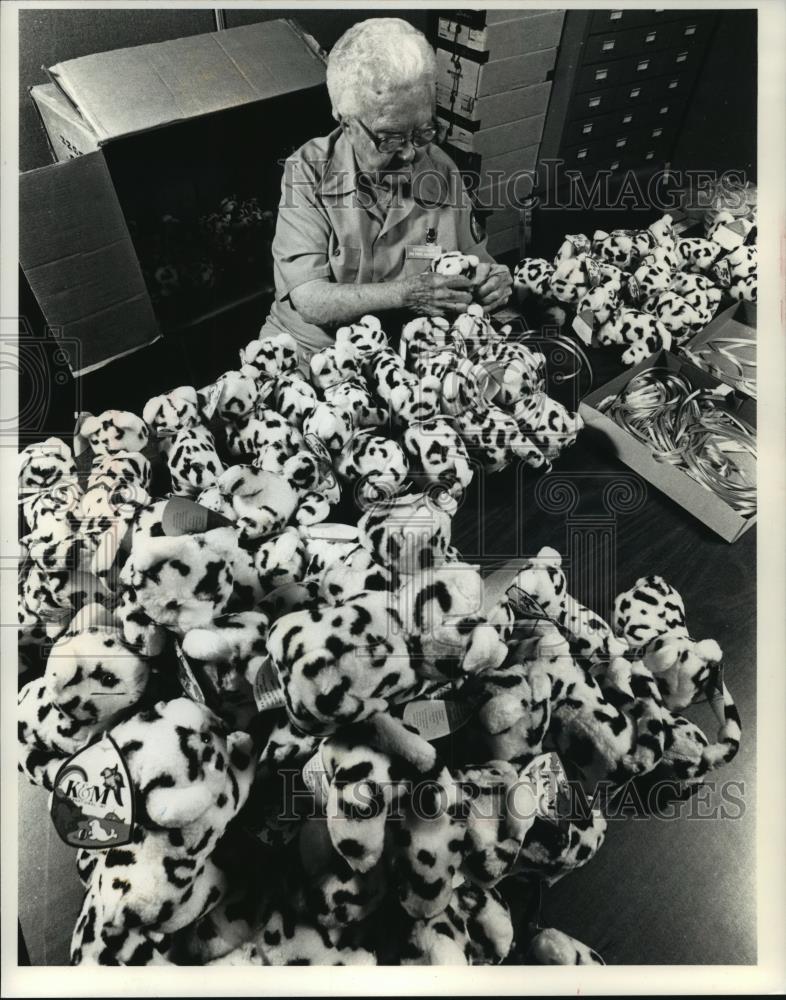 1991 Press Photo Esther Blom at 87, the oldest volunteer at Zoological Society - Historic Images