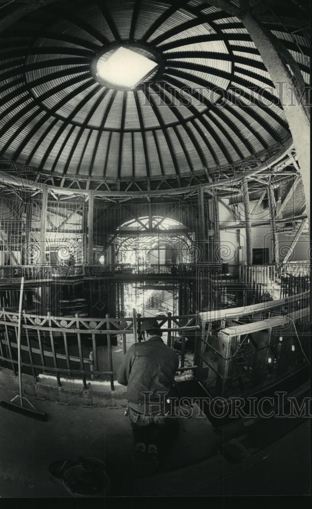 1988 Press Photo Milwaukee Center Worker assembled wrought iron railing rotunda - Historic Images