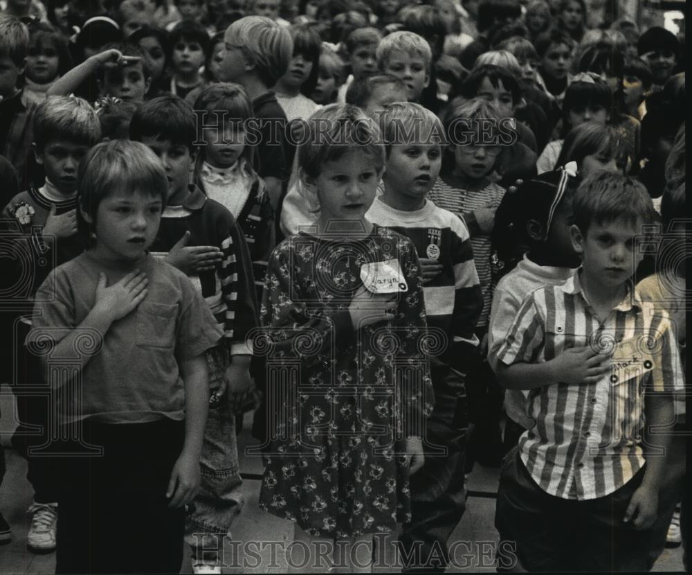 1992 Press Photo Hales Corner Elementary recite Pledge of Allegiance, Wisconsin - Historic Images