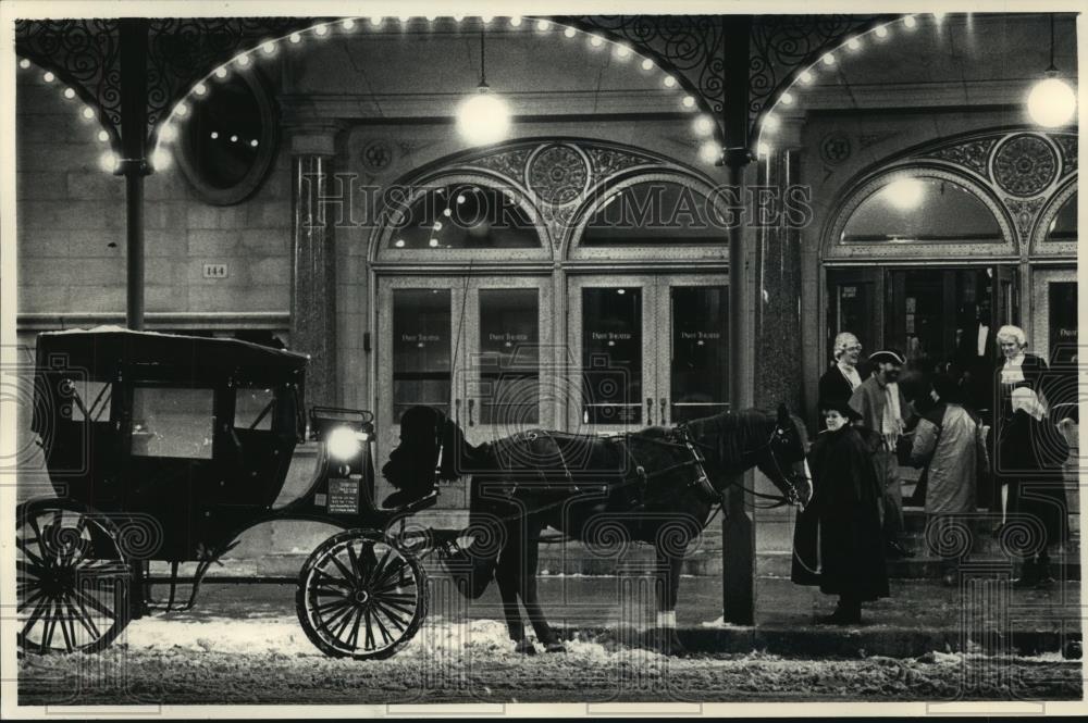 1988 Press Photo Pabst Theater symphony patrons greeted with horse and carriage - Historic Images