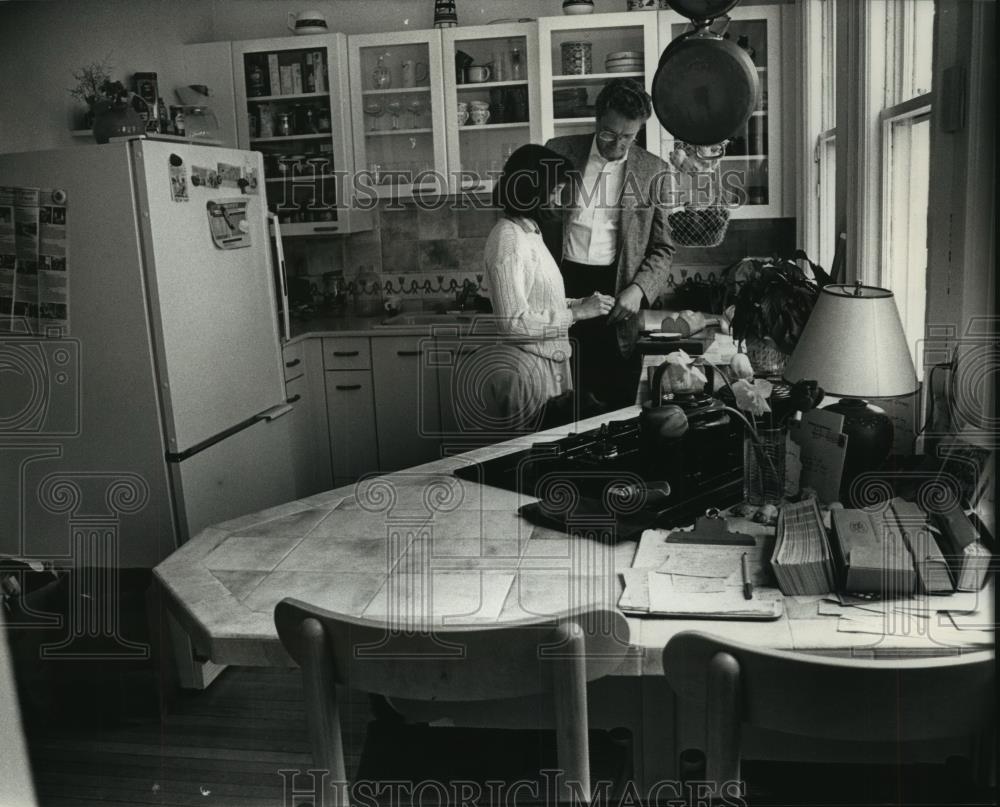 1991 Press Photo Milwaukee Mayor John O. Norquist and wife Susan Mudd at home. - Historic Images