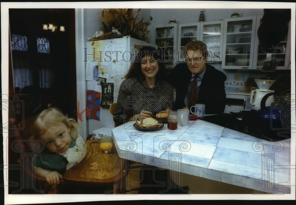 1994 Press Photo Milwaukee Mayor John O. Norquist, wife Susan Mudd, and family - Historic Images