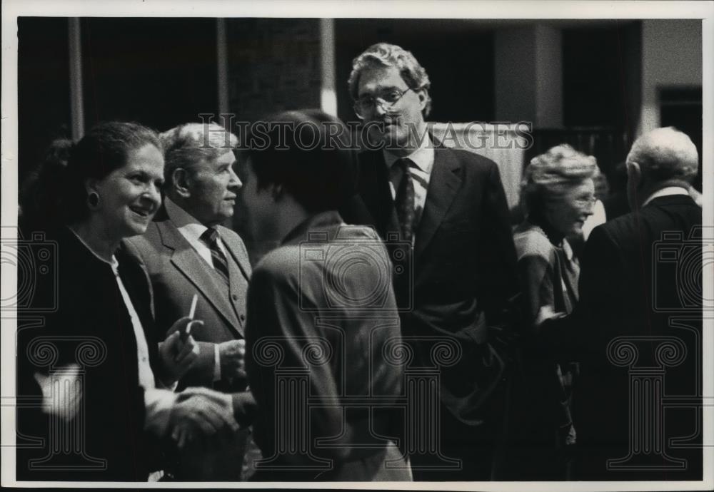 1989 Press Photo Mayor John O. Norquist Speaks with Former Mayor after Speech - Historic Images