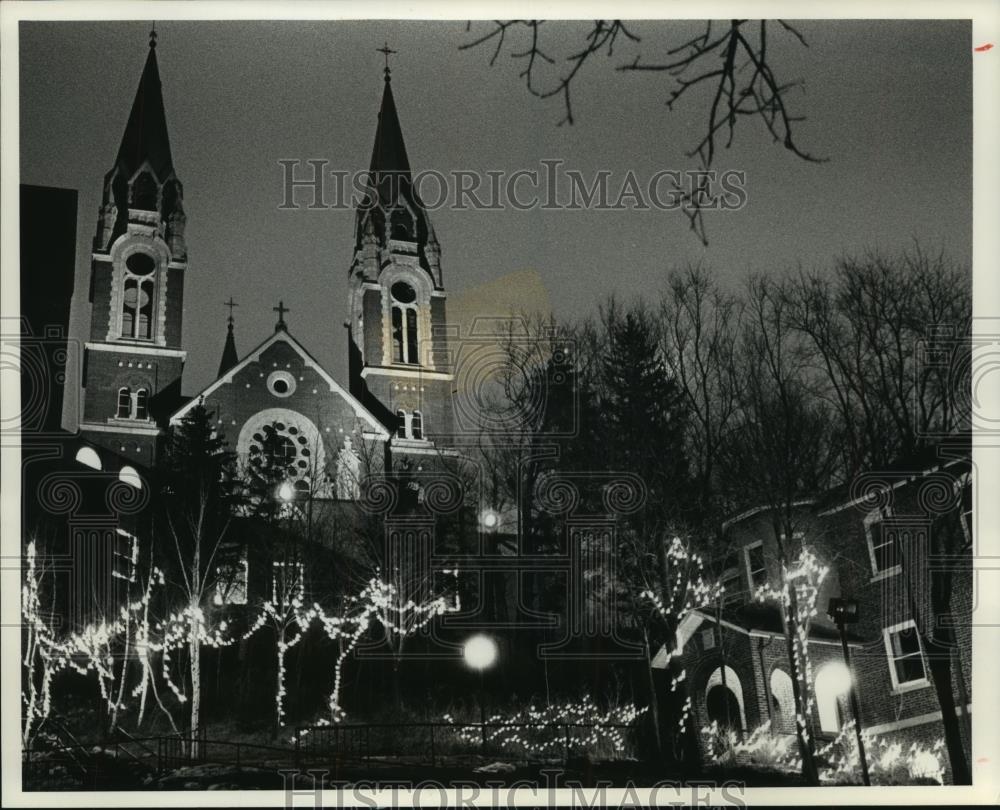 1989 Press Photo Holy Hill Lit Up for Nativity Scene in Town of Erin, Wisconsin - Historic Images