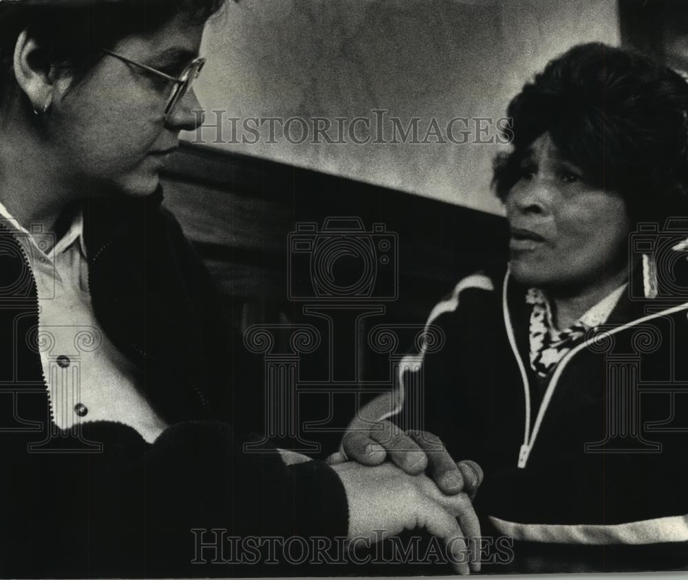 1990 Press Photo Gail Riechle, a Psychiatric Nurse, with Jane, a Homeless Woman - Historic Images