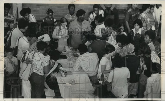1977 Press Photo Parents and Pupils at Counseling Center at Lapham Park Center - Historic Images