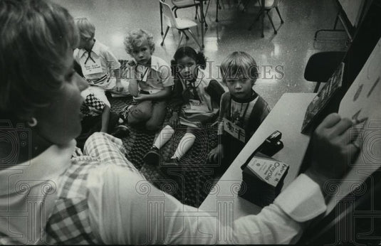 1977 Press Photo Stephanie James in Art Lesson at Shepard Hills Elementary - Historic Images