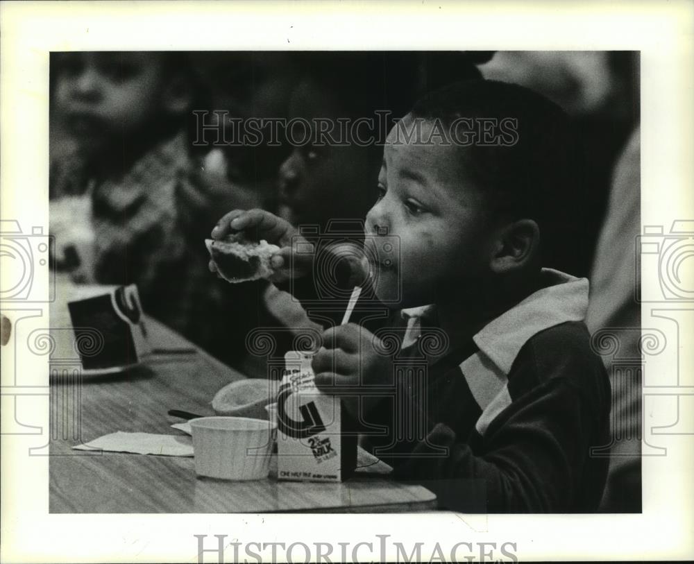 1981 Press Photo Berger School Pupil in Public School Breakfast Program - Historic Images