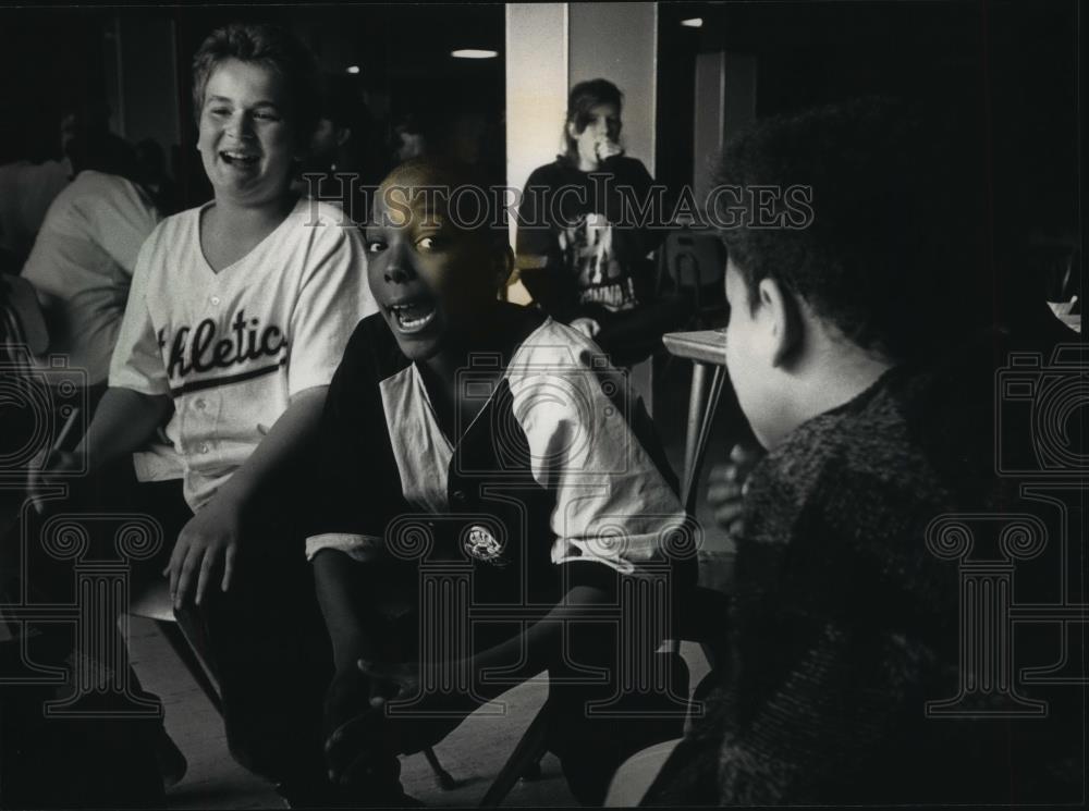 1992 Press Photo Matt Vaughn, friend, likes cafeteria food at school, Milwaukee - Historic Images