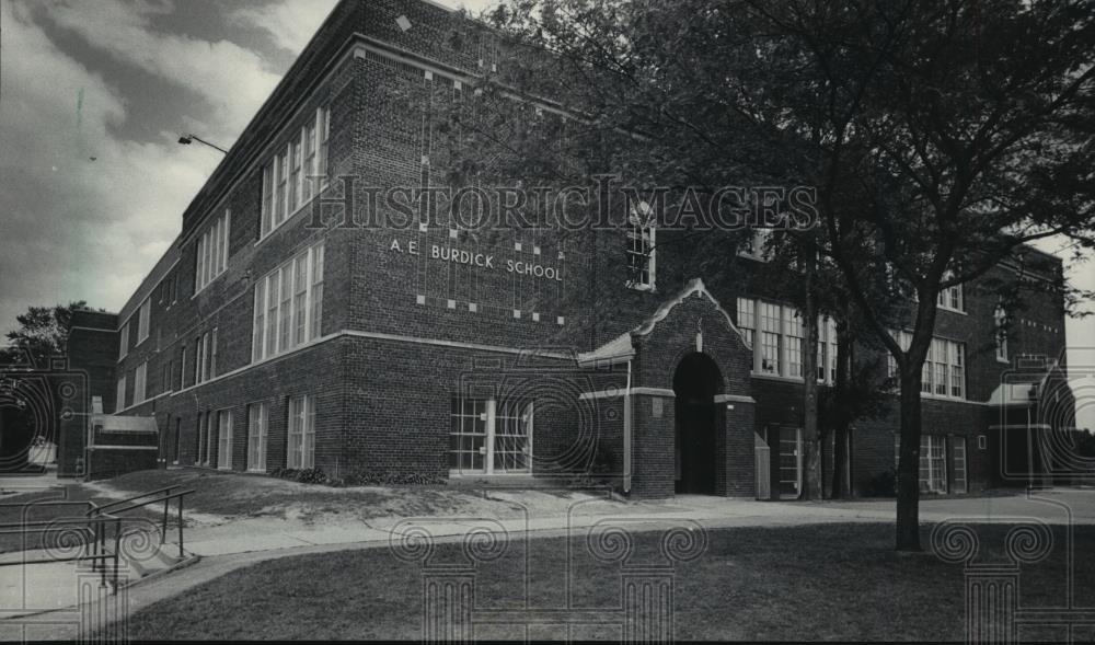 1985 Press Photo Parents at Burdick School say it lacks discipline, Milwaukee. - Historic Images