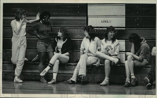 1984 Press Photo Gym Class at Hamilton High School in Milwaukee, Wisconsin - Historic Images