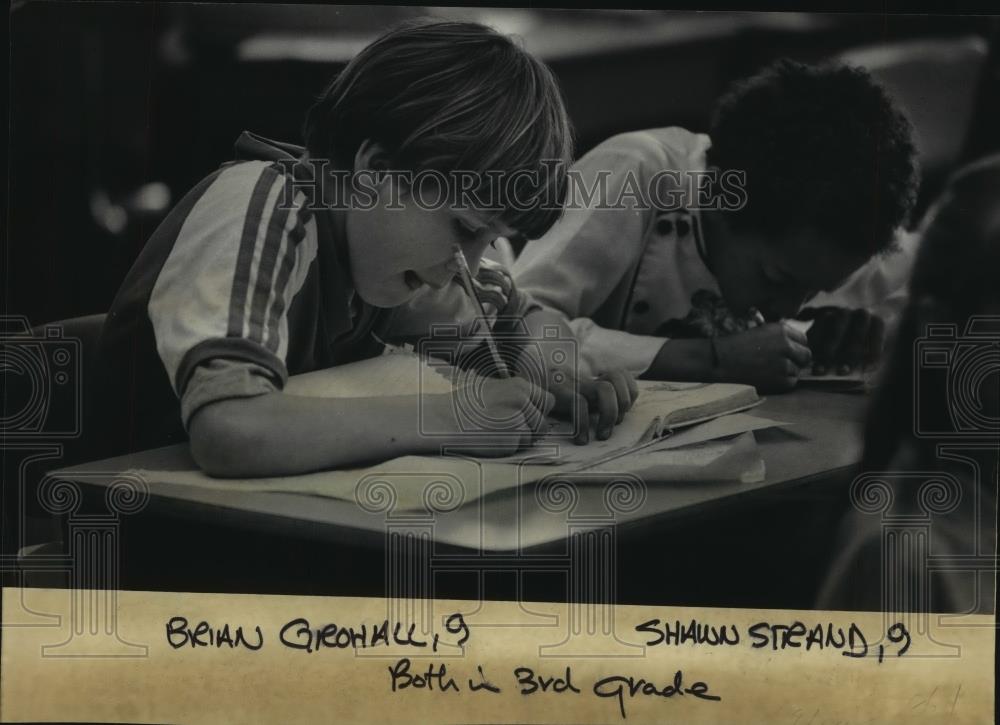 1984 Press Photo Students Work Together at Zablocki School Milwaukee, Wisconsin - Historic Images