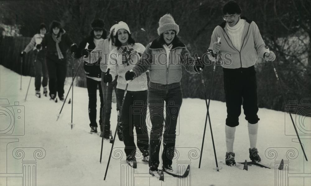 1985 Press Photo Skiers on cross-country path at Milwaukee County Zoo - Historic Images