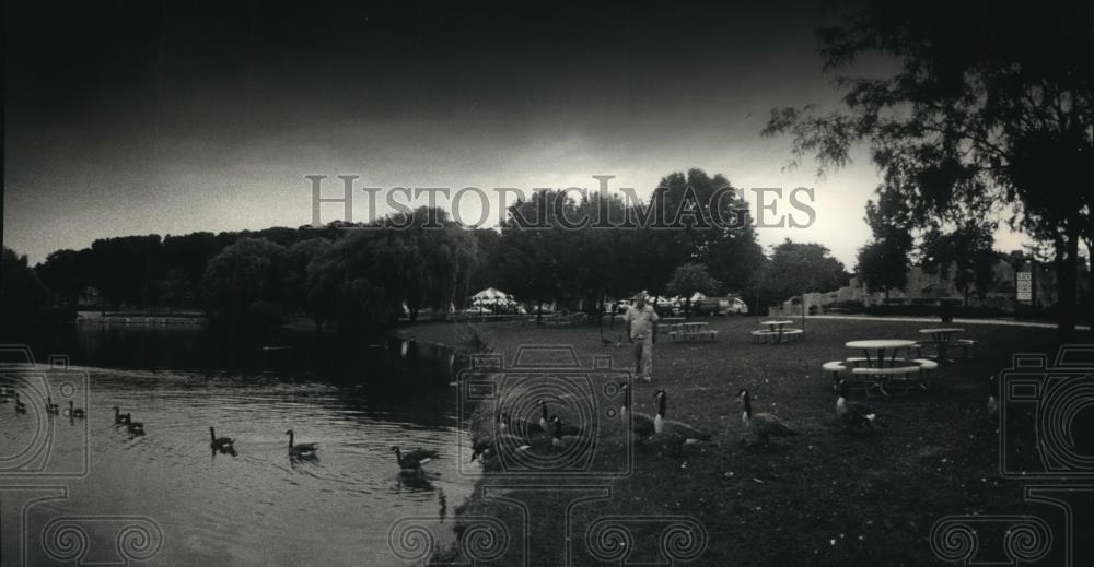 1986 Press Photo Frank Haas, Milwaukee Zoo night supervisor, making his rounds - Historic Images