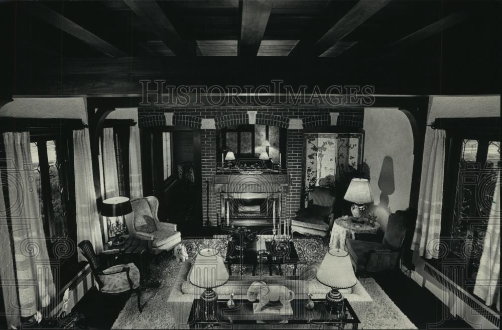 1987 Press Photo Russ Good and wife&#39;s home on the tour, living room, Milwaukee. - Historic Images