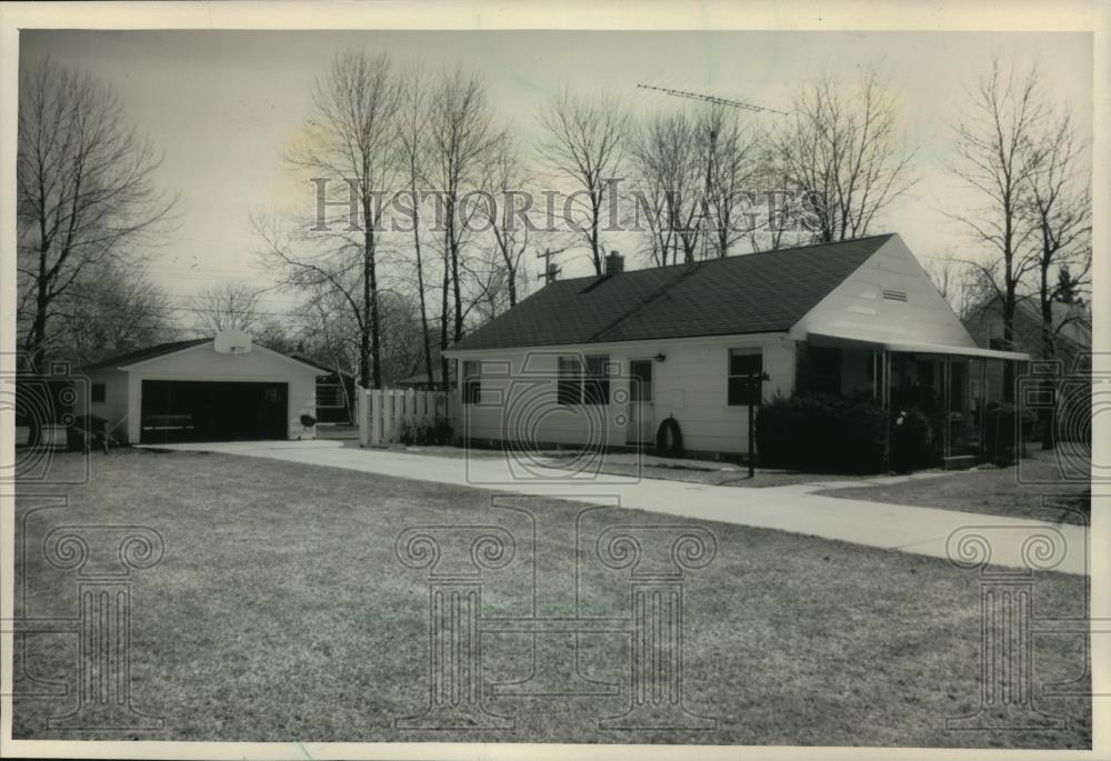 1987 Press Photo James Erickson and wife&#39;s home before remodeled, Milwaukee. - Historic Images