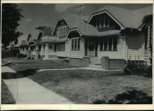 1987 Press Photo Remodeled older home in Franklin Heights area, Milwaukee. - Historic Images