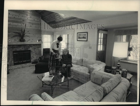 1987 Press Photo James Erickson, wife in their extended living room, Milwaukee. - Historic Images