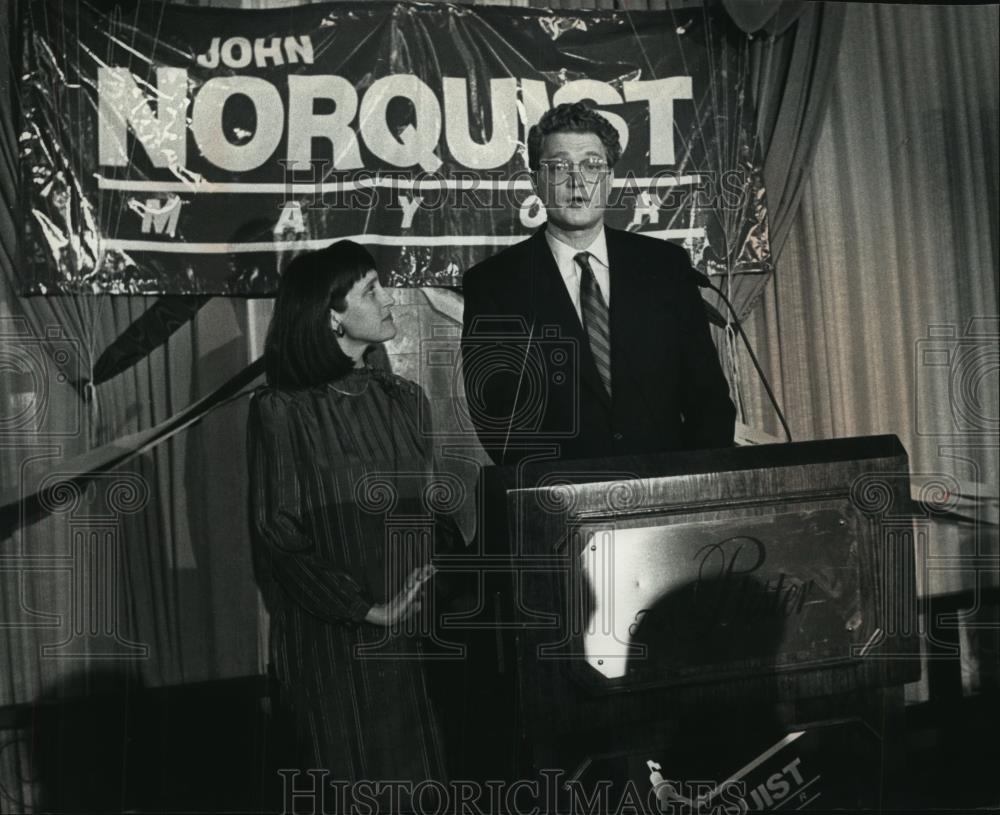 1992 Press Photo John Norquist, Mayor of Milwaukee, with Wife at Election Party - Historic Images