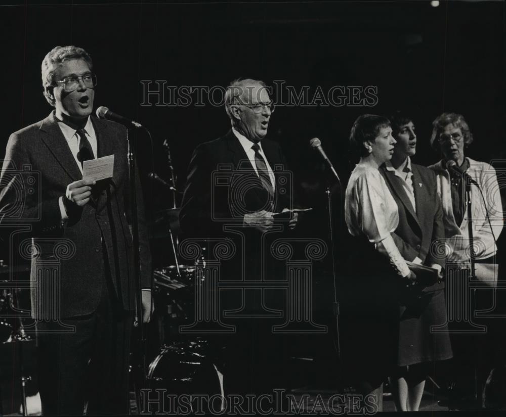 1988 Press Photo Mayor John Norquist Sings Christmas Carol Milwaukee, Wisconsin - Historic Images