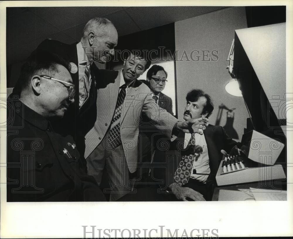 1982 Press Photo Graphic Display Terminal at Rexnord&#39;s Chase Avenue Plant - Historic Images