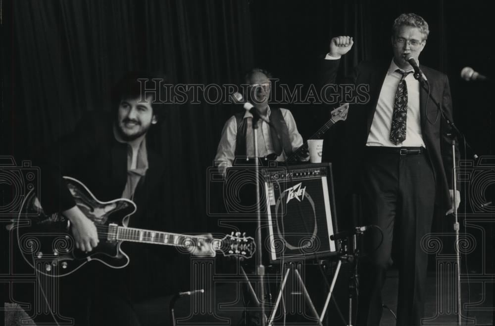 1988 Press Photo Mayor John Norquist Sings at Summerfest at Maier Festival Park - Historic Images