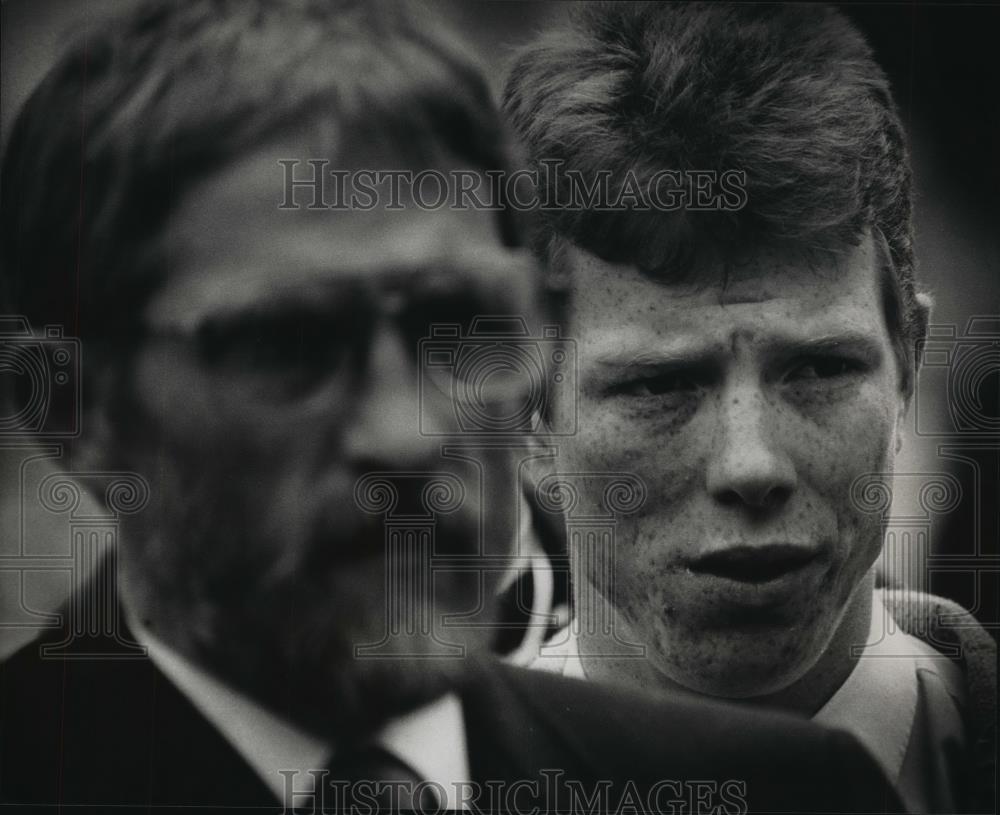 1989 Press Photo Milwaukee "Skinhead" Patrick O'Malley and defense attorney - Historic Images
