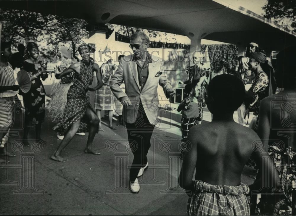 1984 Press Photo Al Wright dancing with African dance troupe at Milwaukee zoo - Historic Images