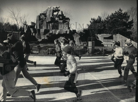 1987 Press Photo Participants in Samson Stomp raises thousands, Milwaukee Zoo - Historic Images