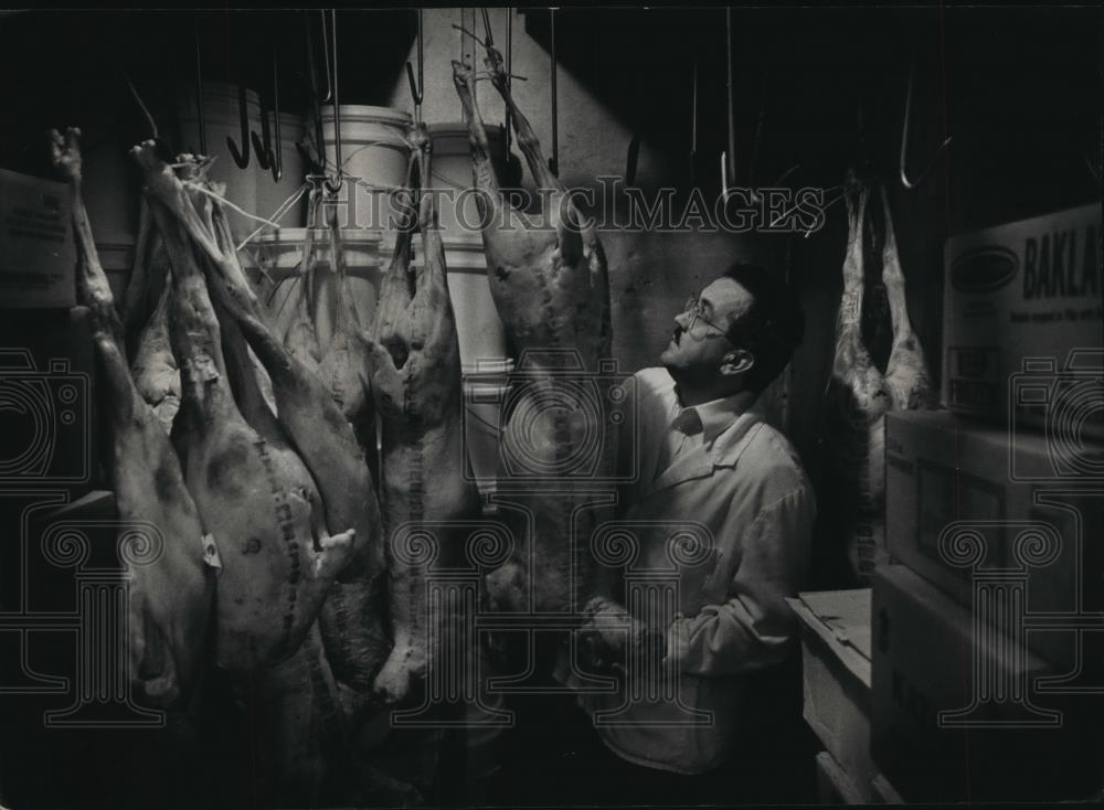 1992 Press Photo Andy Sarandos showing off butchered lambs at Milwaukee - Historic Images