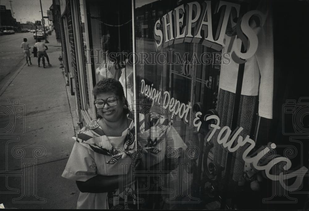 1992 Press Photo Sheila Cowan at her shop at 5224 West Center Street Milwaukee - Historic Images