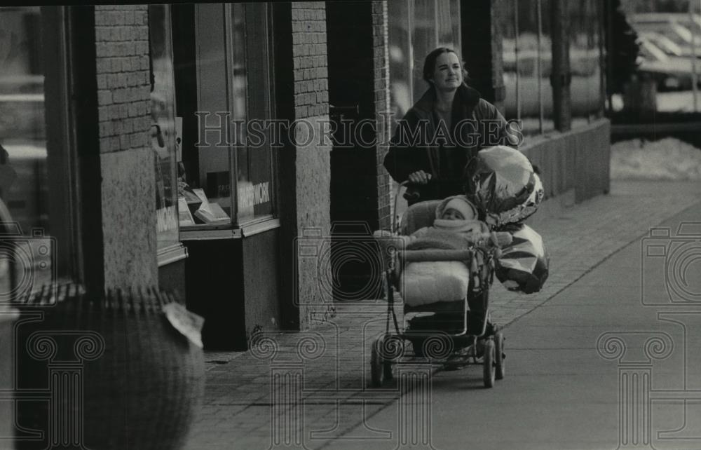 1986 Press Photo Annette Gagnon and daughter, browsed shops on Downer, Milwaukee - Historic Images