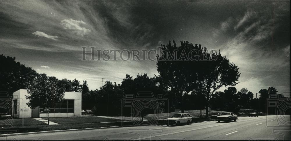 1986 Press Photo Milwaukee Blue Mound Road near 77th possible retail center - Historic Images