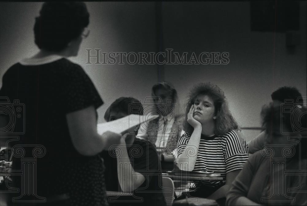 1989 Press Photo Kelly Murphy, kids listen to teacher in physical science class. - Historic Images