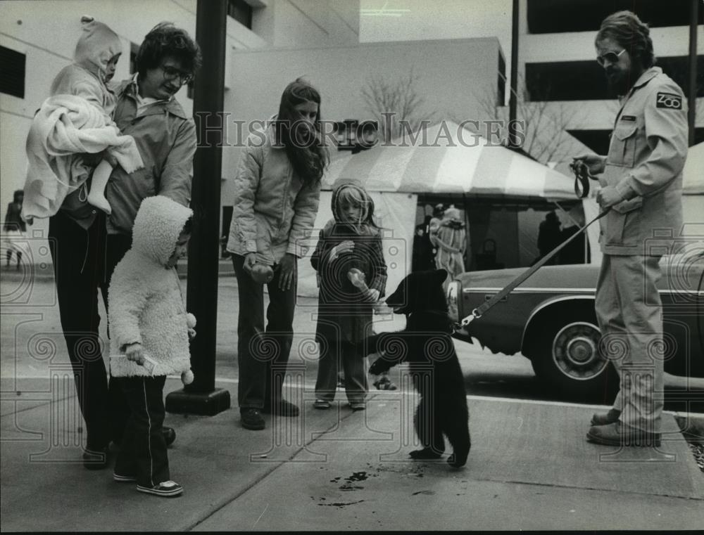 1981 Press Photo Randy Deer of Milwaukee County Children&#39;s Zoo Walking Baby Bear - Historic Images