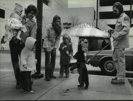 1981 Press Photo Randy Deer of Milwaukee County Children's Zoo Walking Baby Bear - Historic Images
