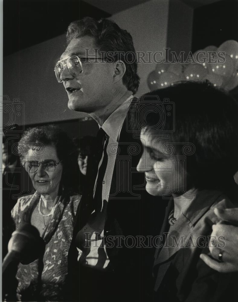 1988 Press Photo John Norquist with mother Jeanette (left) and wife Susan Mudd - Historic Images