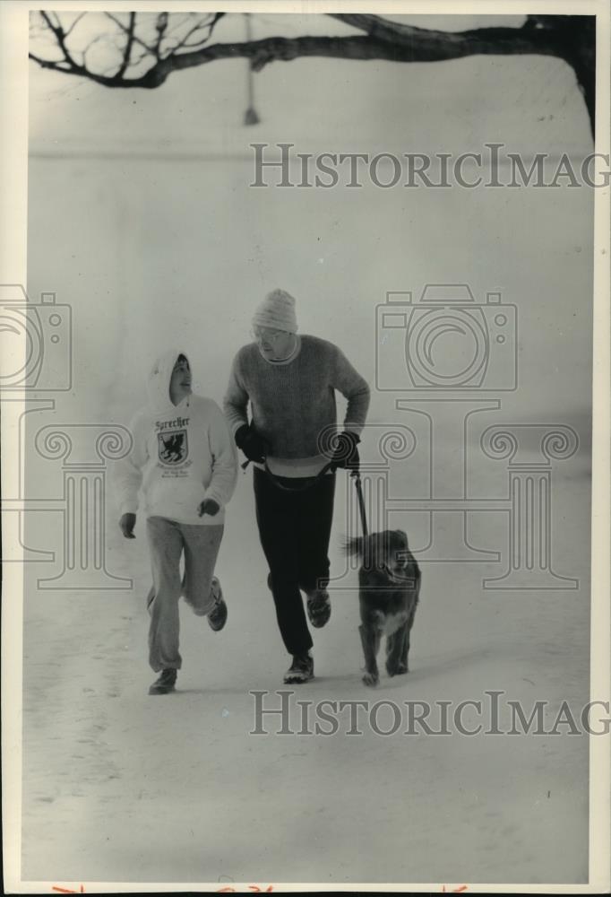 1988 Press Photo Mayor John Norquist, Milwaukee, runs with his wife - mjb57012 - Historic Images