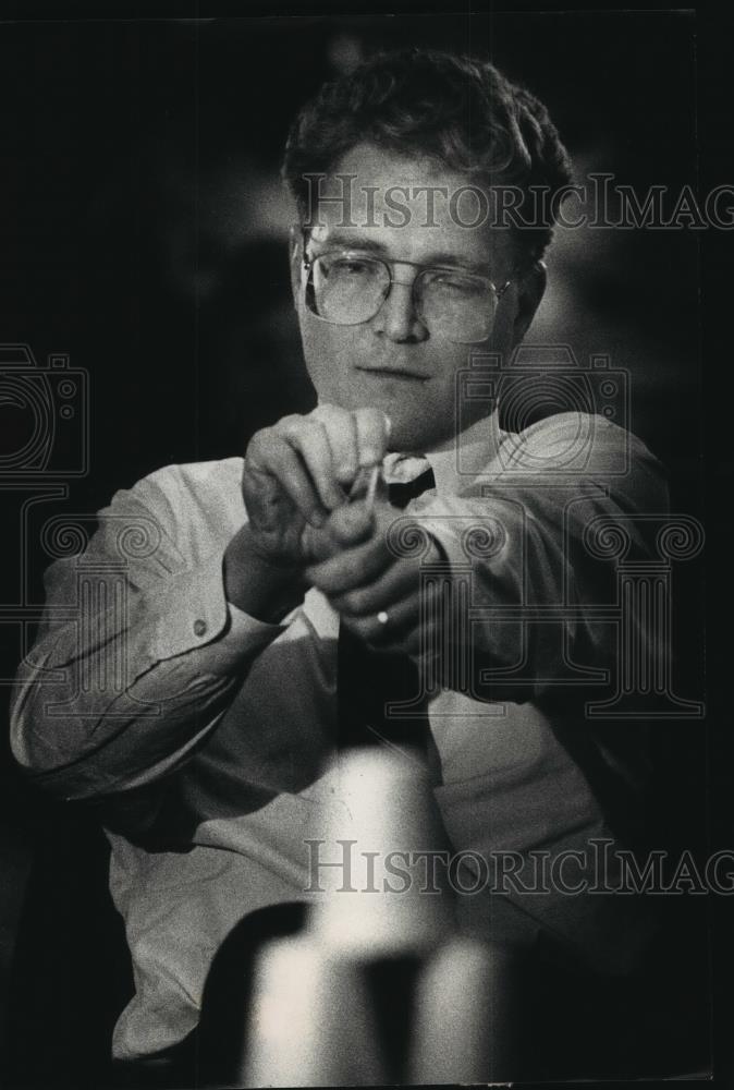 1988 Press Photo Milwaukee Mayor John Norquist competed in Office Olympics - Historic Images