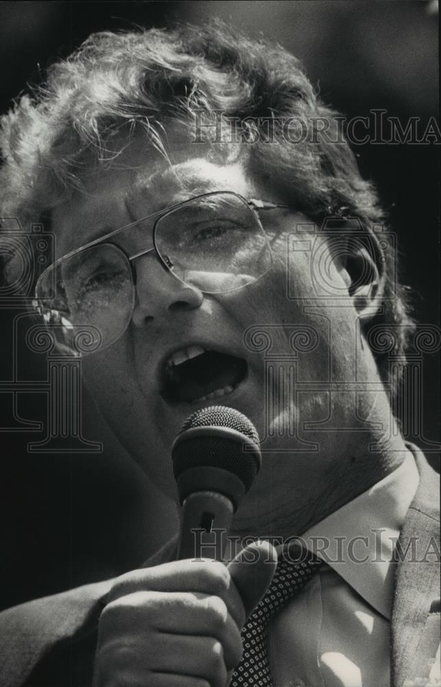 1988 Press Photo John Norquist Milwaukee Mayor sang God Bless America Summerfest - Historic Images