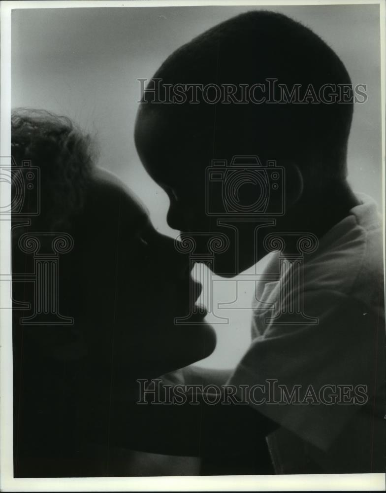 1993 Press Photo Lisa &amp; Son Joshua face tough times together in Milwaukee - Historic Images