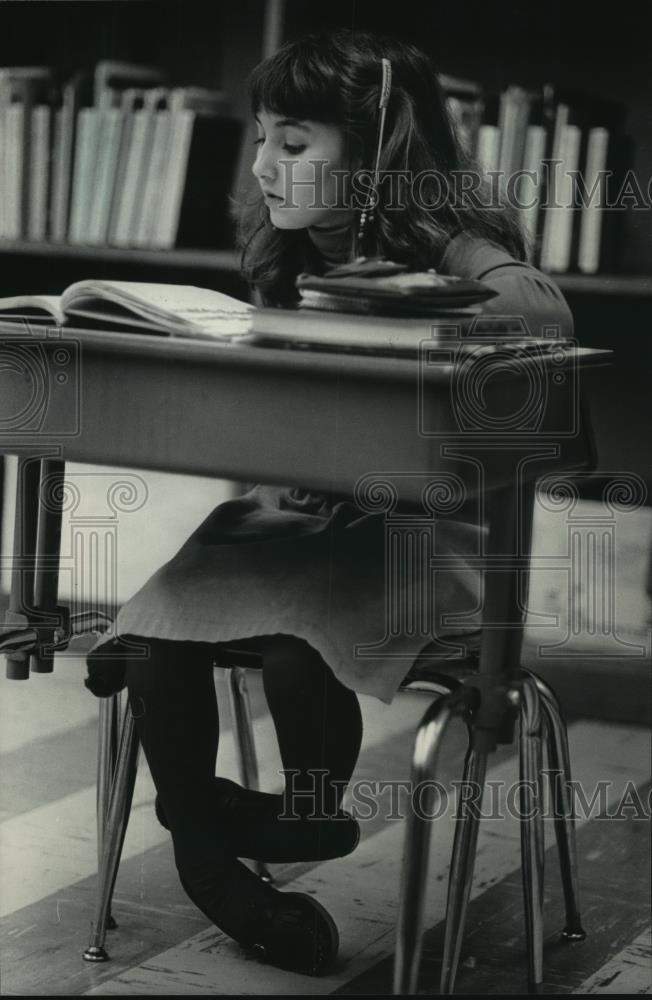 1983 Press Photo Young Doris Weiss Hard At Work At Milwaukee&#39;s Browning School - Historic Images