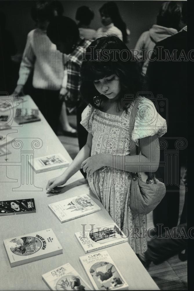 1983 Press Photo Tina Meyer Selects A Book, Browning School, Milwaukee - Historic Images