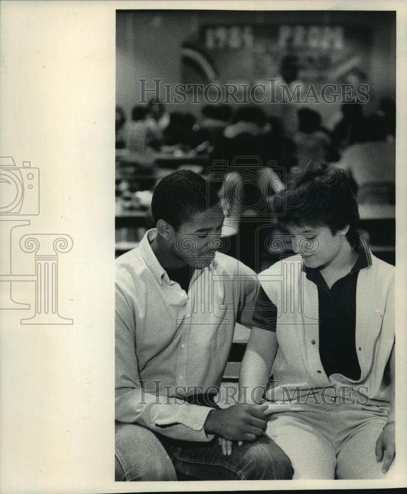 1984 Press Photo Jeff Saygo and Mary Molg holding hands at a Milwaukee School - Historic Images