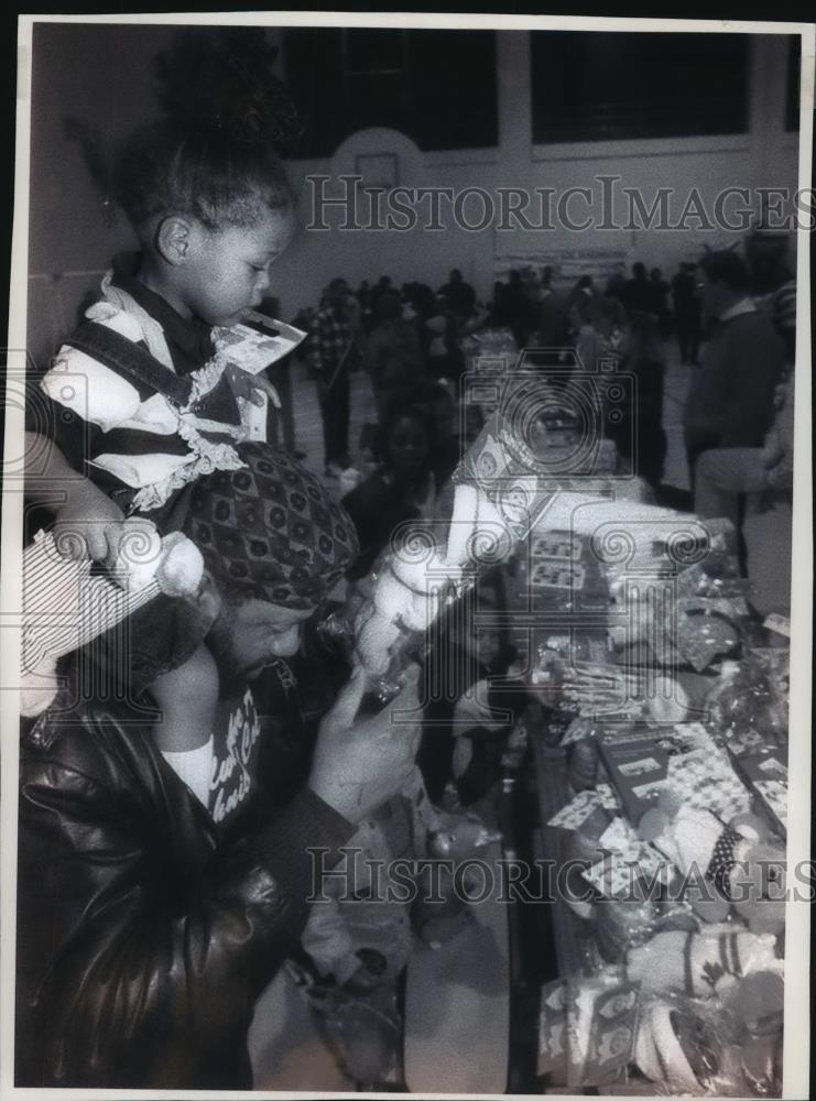 1993 Press Photo The Christmas Party for Children Santa Forgot in Milwaukee - Historic Images