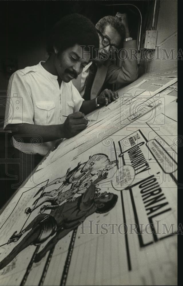 1979 Press Photo Michael Hold And Walter Jones Of Milwaukee Community Journal - Historic Images