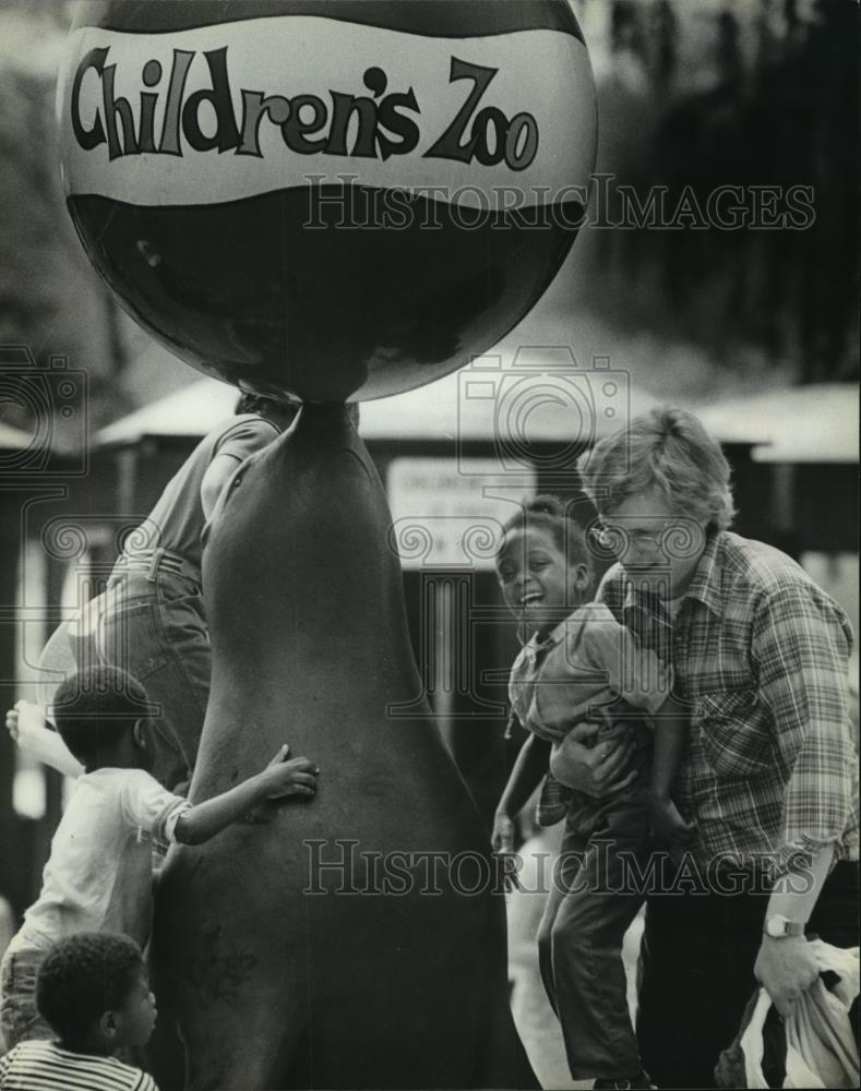 1987 Press Photo Children play on statue at Milwaukee County Children&#39;s Zoo - Historic Images