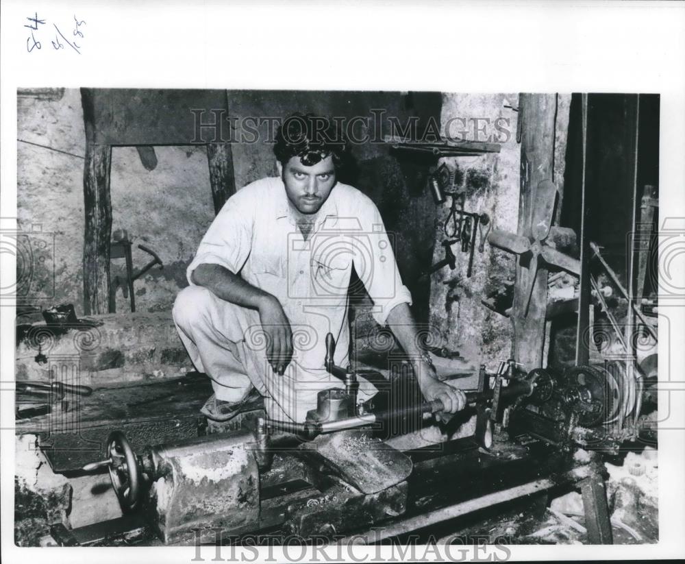 1977 Press Photo Gunsmith in Pakistan - mjb62390 - Historic Images