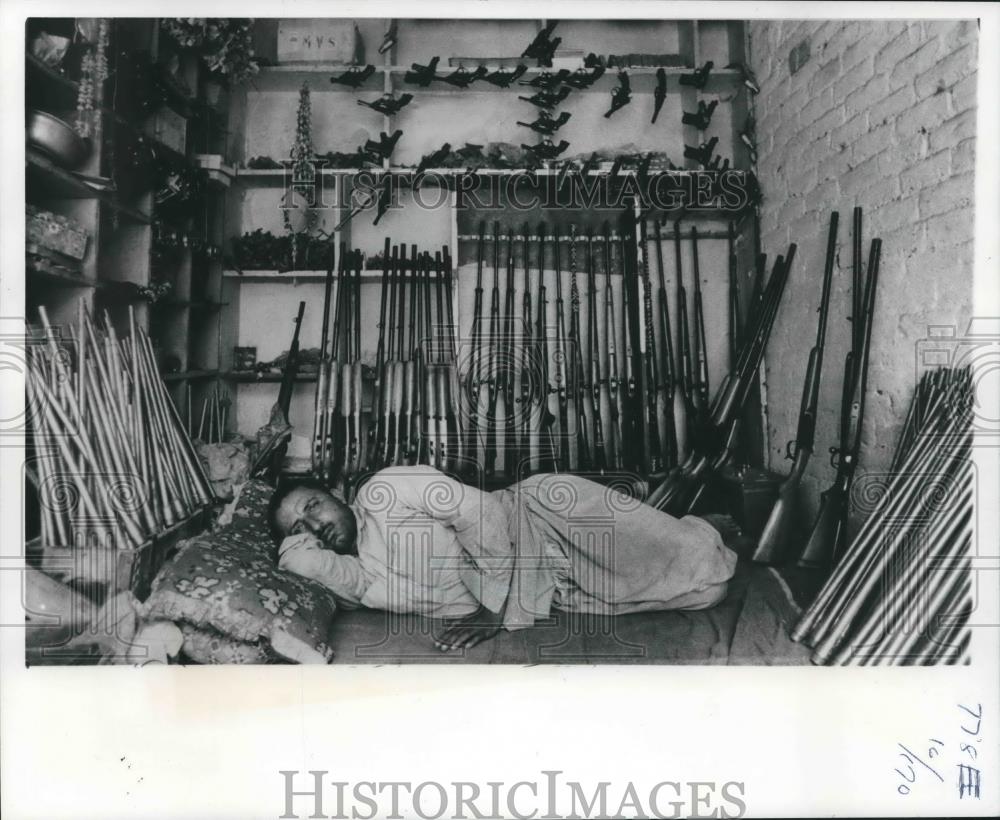 1977 Press Photo Tiny Shop Of Weapon&#39;s Dealer Is Lined With Arms In Darra - Historic Images