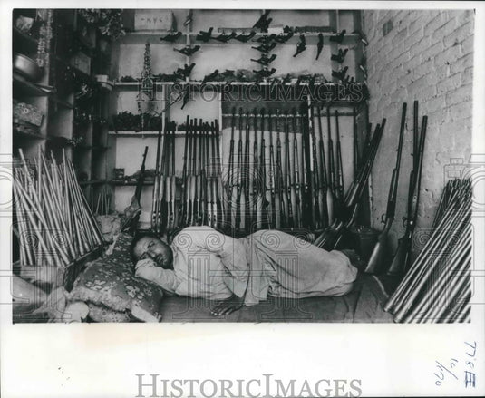 1977 Press Photo Tiny Shop Of Weapon's Dealer Is Lined With Arms In Darra - Historic Images